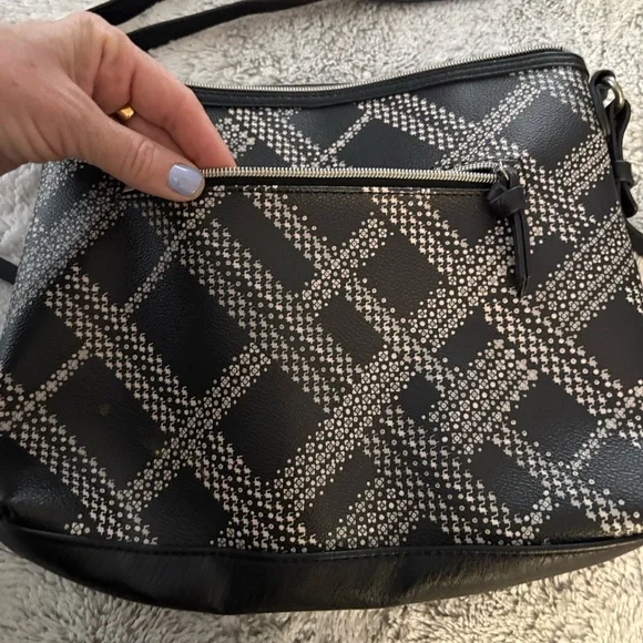 Le Sak Stylish Black and White Crossbody Bag - Picture 10 of 11